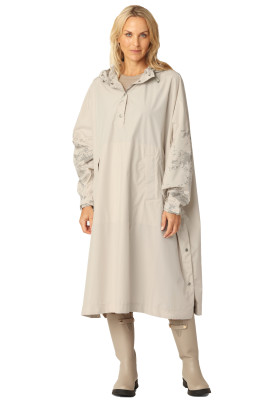 Poncho de pluie beige à manches par Ilse Jacobsen
