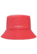Chapeau de pluie rouge (Baked Apple) d’Ilse Jacobsen